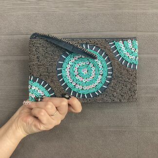 ビーズ刺繍クラッチバッグ