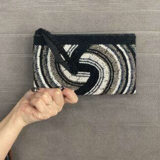ビーズ刺繍クラッチバッグ