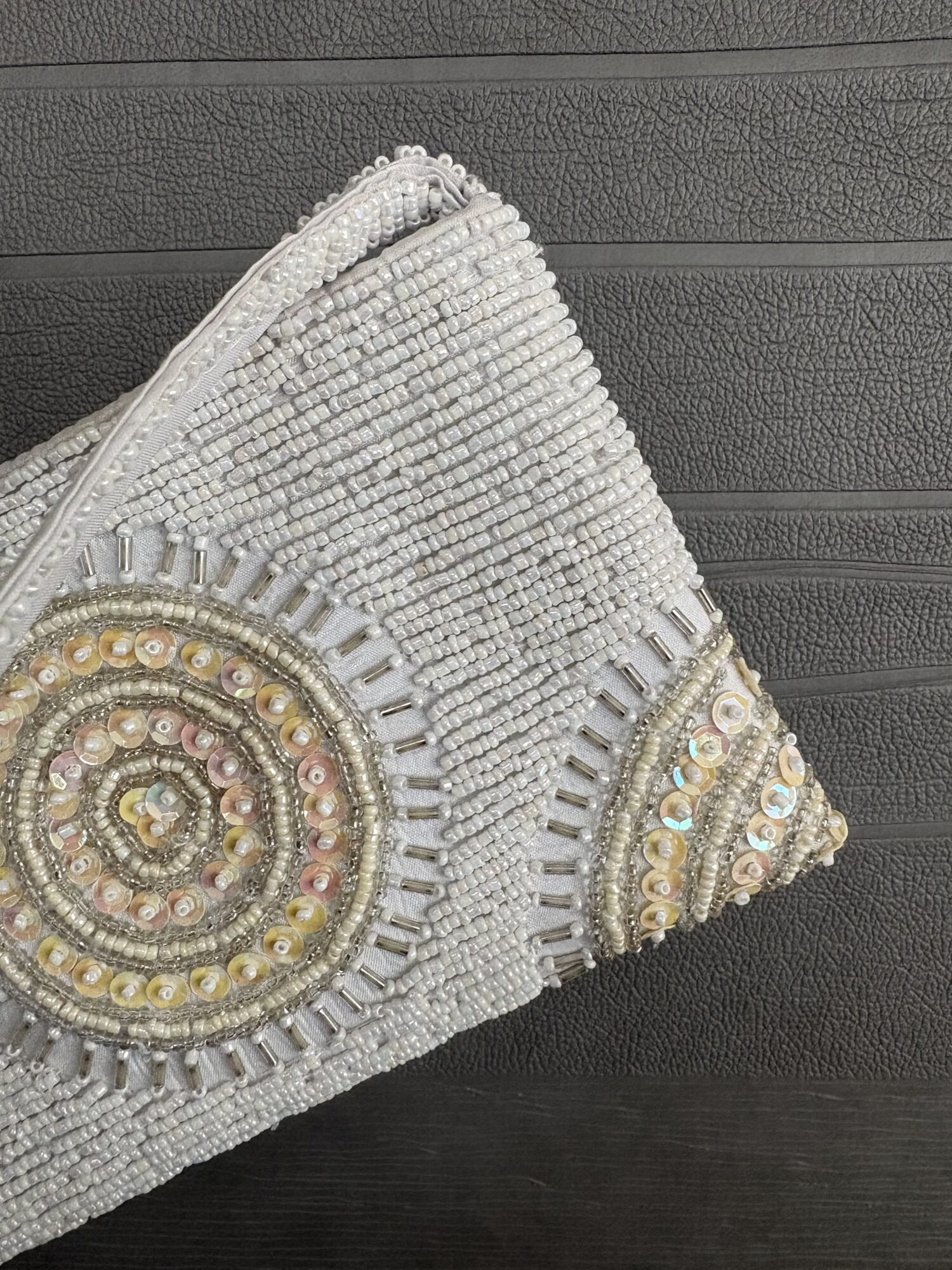 ビーズ刺繍クラッチバッグ - 画像 (3)